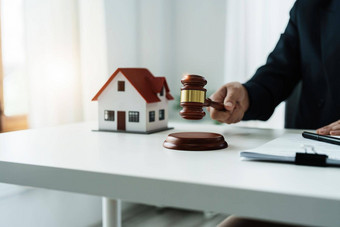 法律咨询协议合同概念律师律师聚焦法院锤坐着椅子客户的投诉确定房子土地法院
