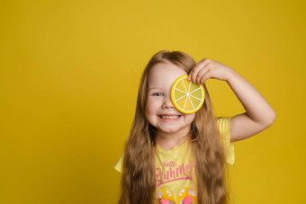 肖像微笑女孩持有片柠檬眼睛相机媒介特写镜头