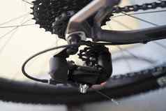 山自行车后变速器特写镜头后赛车自行车盒式磁带轮链
