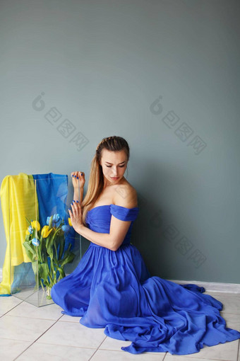 年轻的美丽的乌克兰女孩<strong>蓝色</strong>的衣服持有黄色的<strong>蓝色</strong>的<strong>郁金香</strong>梦想和平国家