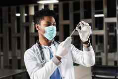 非洲医生医疗面具准备注入冠状病毒科维德疫苗黑色的医生白色医疗袍注射器使疫苗接种