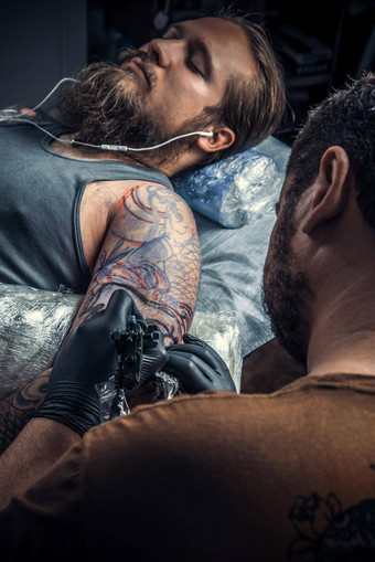 专业纹身艺术家显示过程使纹身纹身客厅