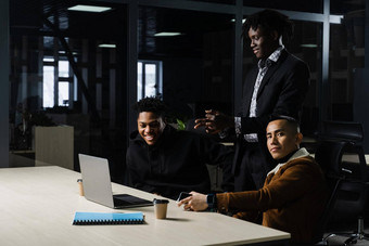 <strong>跨国公司</strong>头脑风暴集团的同事们工作在线项目简报房间黑色的非洲业务男人。亚洲工作团队