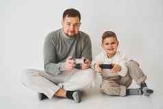 情感家庭玩控制台游戏白色背景父亲儿子玩手柄游戏