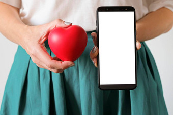女人的手持有心象征肚子智能手机应用程序女人的健康妇科