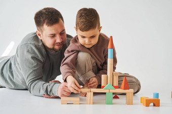 <strong>亲子</strong>鉴定儿子爸爸玩彩色的砖玩具白色背景父亲需要护理孩子