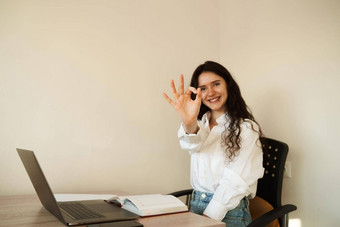 女孩学生显示标志女学生移动PC家庭作业在线手势标志表格首页
