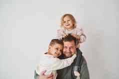 特写镜头肖像父亲儿子女儿快乐家庭拥抱微笑白色背景亲子鉴定单父亲带孩子们
