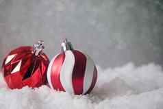 圣诞节树装饰白色红色的球雪闪闪发光的背景圣诞节卡模拟