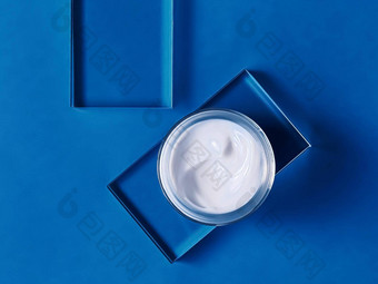 脸奶油保湿霜Jar玻璃蓝色的背景美产品护肤品化妆品科学