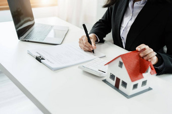 法律协议合同抵押贷款女人持有笔阅读合同文档购买房子感兴趣率限制评估风险购买房子