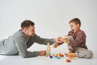 爸爸儿子微笑有趣的玩彩色的砖玩具白色背景<strong>亲子</strong>鉴定有爱心的父亲孩子