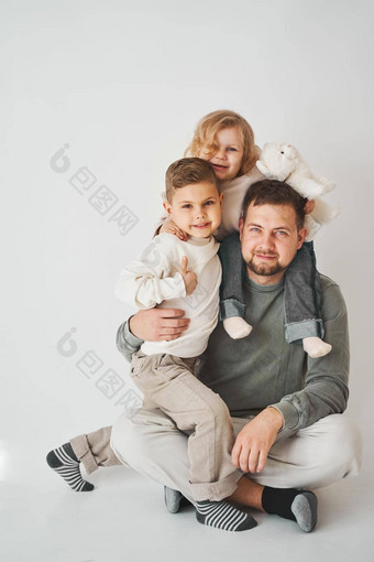快乐家庭父亲女儿儿子拥抱微笑白色背景亲子鉴定单父亲带孩子们