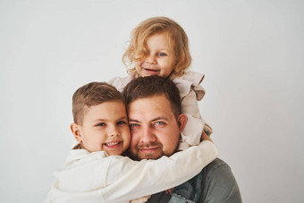 特写镜头肖像父亲儿子女儿快乐家庭拥抱微笑白色背景亲子鉴定单父亲带孩子们