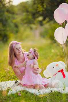 妈妈。女儿粉红色的礼服粉红色的气球