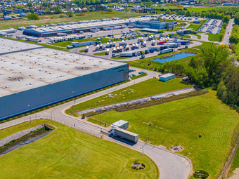 空中视图仓库存储工业工厂物流中心前视图工业建筑卡车