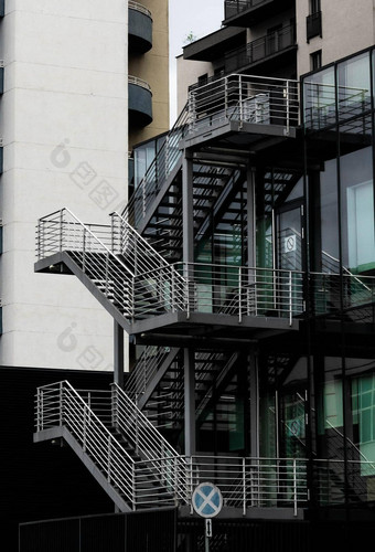 现代金属楼梯一边现代玻璃建筑