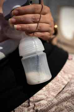 女人表达牛奶乳房母乳喂养婴儿