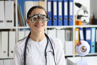 眼科医生穿验光师试验框架眼科学办公室选择眼镜愿景