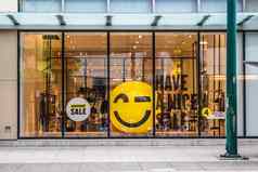 出售黄色的标志购物中心折扣概念市场室内设计销售业务模型生活方式促销活动商店促销图形商店背景便宜的店里零售商业价格