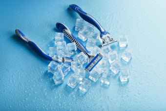 剃须机器冷淡的蓝色的背景冰概念清洁冷淡的新鲜