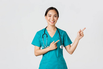 科维德医疗保健工人流感大流行概念微笑美丽的亚洲女护士实习生指出手指上角落里邀请检查在线诊所任命白色背景