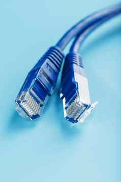 以太网电缆连接器补丁绳绳特写镜头孤立的蓝色的背景免费的空间