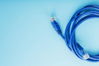 蓝色的以太网电缆绳补丁绳蓝色的背景免费的空间