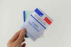 巴黎法国3月手持有法国electoral卡识别卡投票