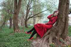 女孩红色的休息倾斜树春天森林