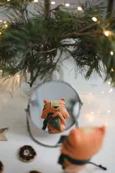 可爱的软玩具老虎装饰舒适的圣诞节一年背景象征东方日历概念