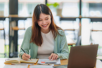 电子学习在线教育概念亚洲女人细心的<strong>学生学生视频</strong>会议电子学习老师移动PC电脑首页