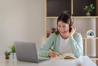 电子学习在线教育概念亚洲女人细心的<strong>学生学生视频</strong>会议电子学习老师移动PC电脑首页