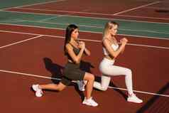 女孩弓步培训伸展运动腿体育运动练习网球法院
