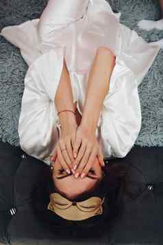 女孩白色丝绸袍猫睡眠面具覆盖脸手
