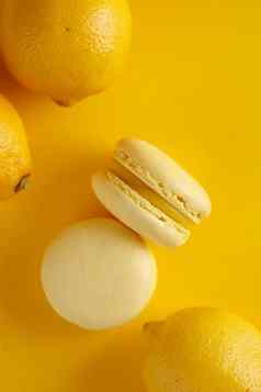 柠檬蛋白杏仁饼黄色的背景
