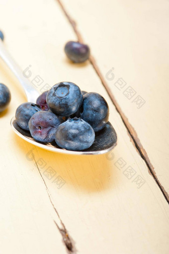 新鲜的蓝莓银勺子