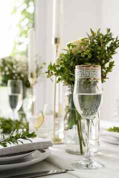 婚礼表格设置香槟长笛婚礼表格装饰白色玫瑰黄杨木