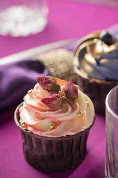 粉红色的紫色的装饰纸杯蛋糕