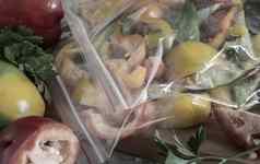 成熟的水果保加利亚胡椒准备冻结