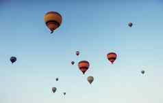 集团色彩斑斓的热空气气球蓝色的天空