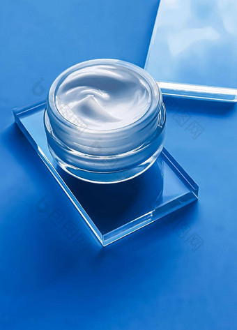 脸奶油保湿霜Jar玻璃蓝色的背景美产品<strong>护肤品</strong>化妆品科学