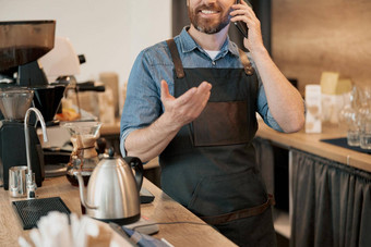 微笑咖啡师会谈电话站计数器咖啡商店