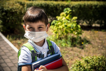 孩子穿脸面具重开学校科维德检疫封锁正常的保护预防爆发冠状病毒流感孩子们回来学校概念