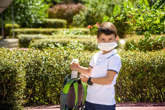 学校孩子背包脸面具洗手液学生安全冠状病毒流感大流行病毒疾病预防孩子们回来学校幼儿园科维德爆发