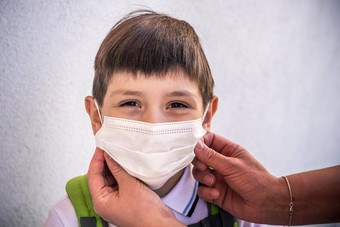 特写镜头孩子脸穿保护脸面具污染病毒裁剪拍摄<strong>学校</strong>男孩穿保护面具空气污染