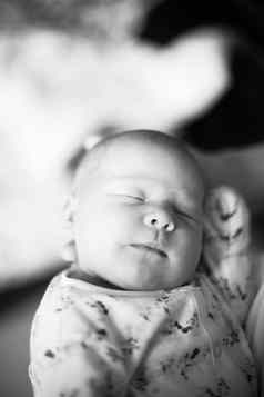 黑色的白色照片复古的风格漂亮的睡觉新生儿婴儿