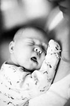 黑色的白色照片复古的风格漂亮的睡觉新生儿婴儿