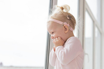 耳蜗植入物婴儿充耳不闻孩子听力援助戏剧生活房间健康护理医学技术创新复制空间的地方广告