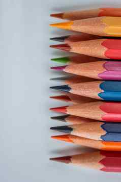 五彩缤纷的木铅笔彩虹阴影订单白色孤立的背景模拟垂直高质量照片